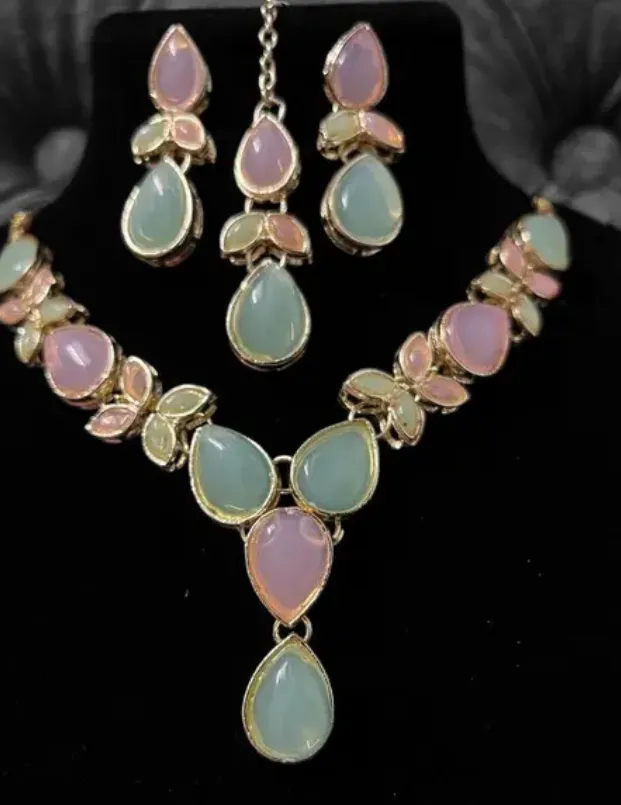 Necklace, earring, tikka set of jewelry